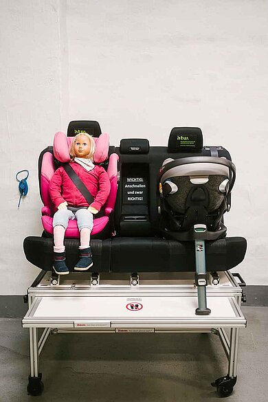 Dummy im Kindersitz