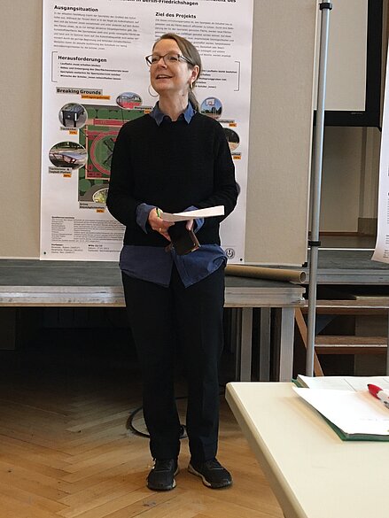 Frau mit Sprechzettel