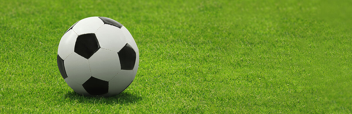 Fußball auf grünem Rasen