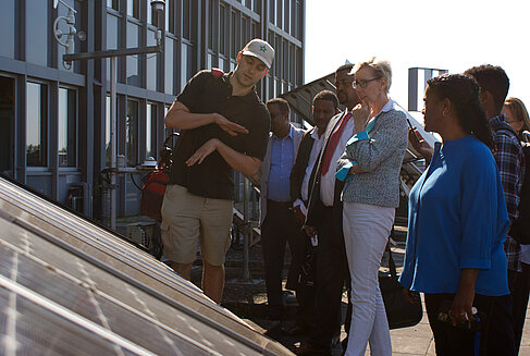 Teilnehmende der Summer School betrachten Solarpanels © HTW Berlin