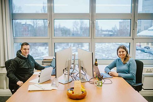 Annika Schimkus und Max Gerber am Schreibtisch