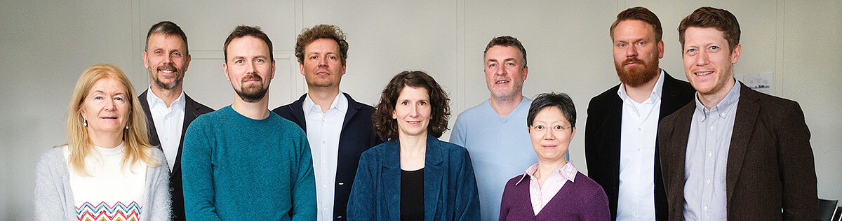 Zehnköpfige Gruppe aus Männern und Frauen