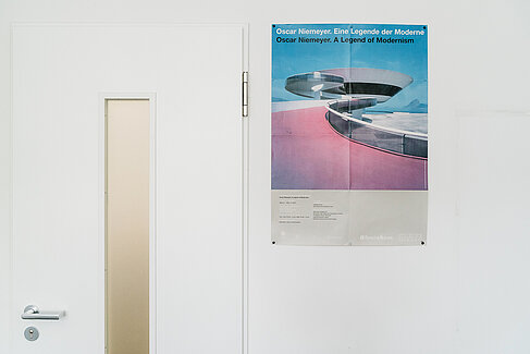 Oskar-Niemeyer-Plakat in Regina Zeitners Büro