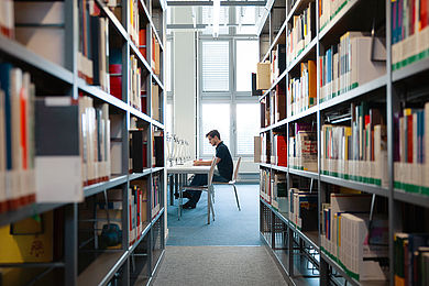 Student in der Bibliothe auf dem Campus Wilhelminenhof