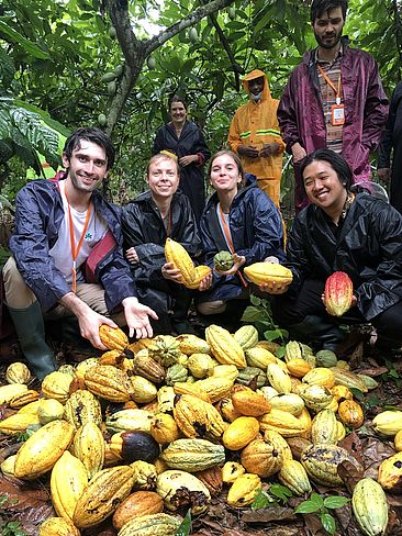 Tobias Kusnaman, Tina Timm, Florentine Rank und Bogdan Marchenko beim Besuch der Kakao-Farm in Ghana © HTW Berlin/Bogdan Marchenko