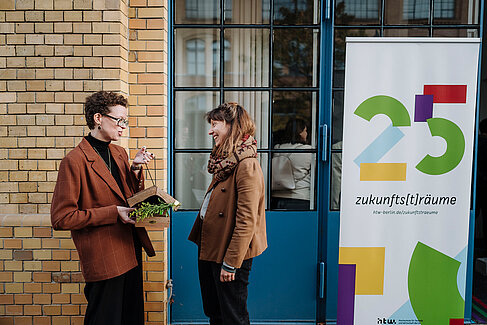 Lisa Weißmann (rechts) nimmt ein Vogelhaus entgegen