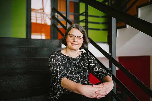 Annabella Rauscher-Scheibe im Treppenhaus von Gebäude C am Campus Treskowallee © HTW Berlin/Alexander Rentsch