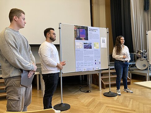 Studierende vor Stellwand