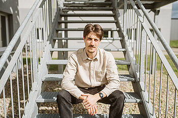Simon Herdegen auf einer Treppe
