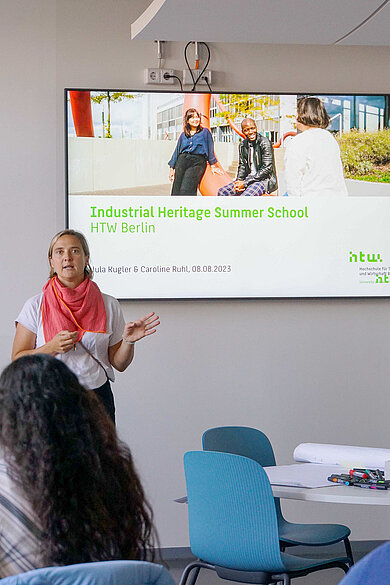 Speaking women in front of a group