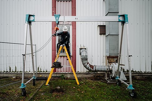 Vibrationstest mit einem Gewicht © HTW Berlin/Alexander Rentsch