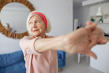 Ältere Frau, die die Arme streckt © Yaroslav Astakhov - istockphoto.com