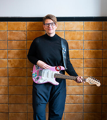 Stefanie Rathje mit ihrer E-Gitarre