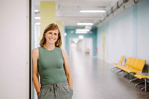 Dr. Constance Holman im Flur © HTW Berlin-Alexander Rentsch