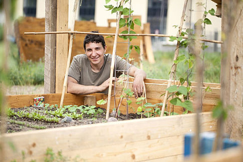Ein Urban Gardener pflegt sein Beet