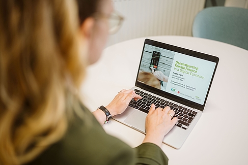 Christin Malinowski schaut auf ihre Präsentation auf ihrem Laptop