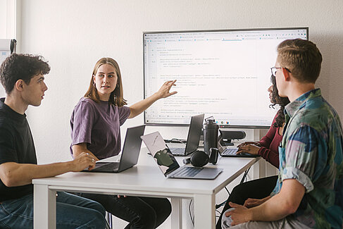 Studierende bei der Gruppenarbeit