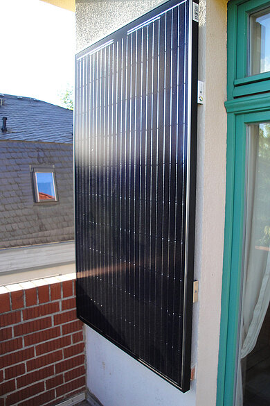 Solarpanel an der Wand eines Balkons