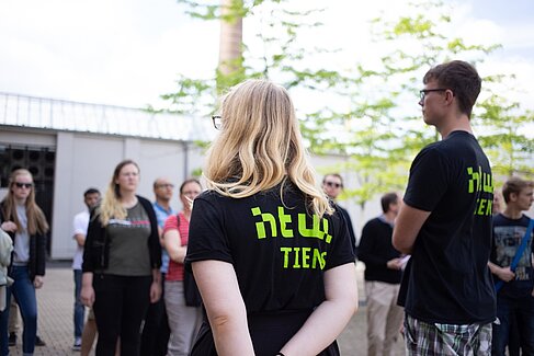 Sophia Quien-Parimbelli führt eine Schulklasse über den Campus