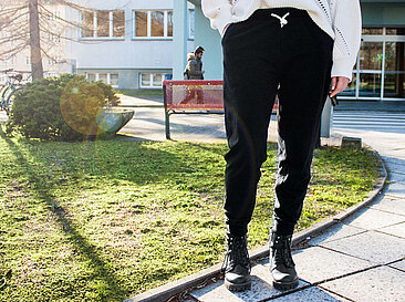 Frau in Jogginghose auf dem Campus Treskowallee