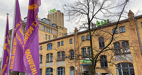 Fahnen zum Aktionstag am Eingang zum Campus Wilhelminenhof 