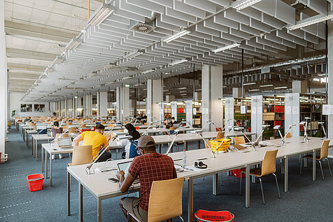 Studierende in der Bibliothek © HTW Berlin/Alexander Rentsch