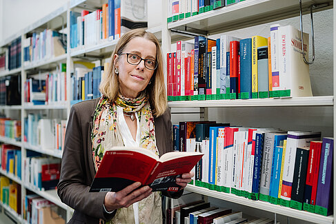 Prof. Dr. Barbara Praetorius at library