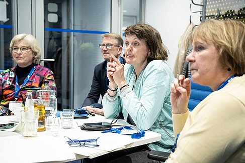 Drei Frauen diskutieren