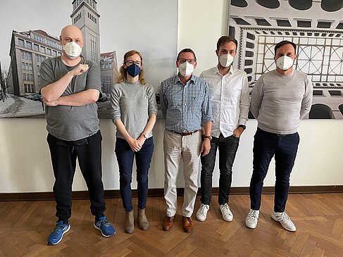 Fünf Personen vor einer Wand