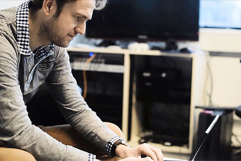 Prof. Dr. Julian Kawohl am Laptop