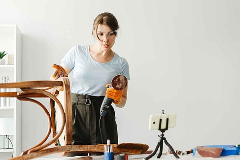 Frau bei der Reparatur eines Stuhls