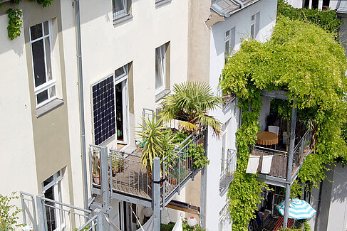 Steckersolargerät auf einem Balkon