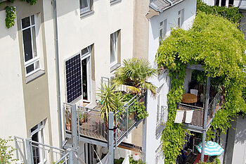 Ein Steckersolargerät auf einem Balkon