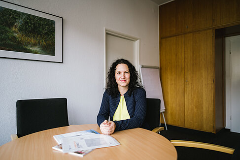 Dr. Lena Simon am Besprechungstisch 