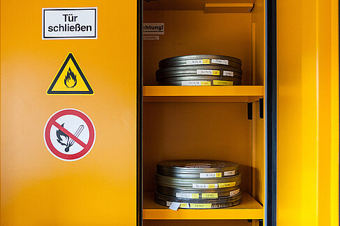 Filmrollen im Schrank