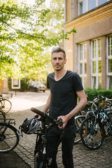 Prof. Dr. Andreas Baetzgen mit dem Fahrrad am Campus Wilhelminenhof © HTW Berlin/Alexander Rentsch