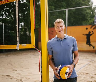 Pascal Hildebrandt mit Volleyball auf dem Beachvolleyballplatz auf dem Campus Treskowallee