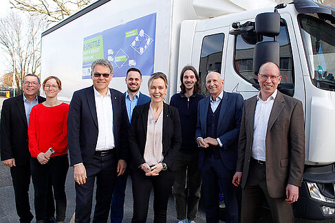 Menschen vor einem Lastwagen