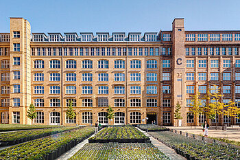 Campus Wilhelminenhof mit Beeten
