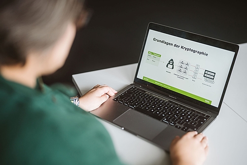 Mevre Tunca schaut auf ihren Laptop © HTW Berlin/Alexander Rentsch