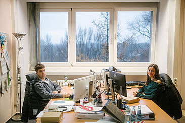 Elif Olcum und Jonathan Schwarzberg im Büro