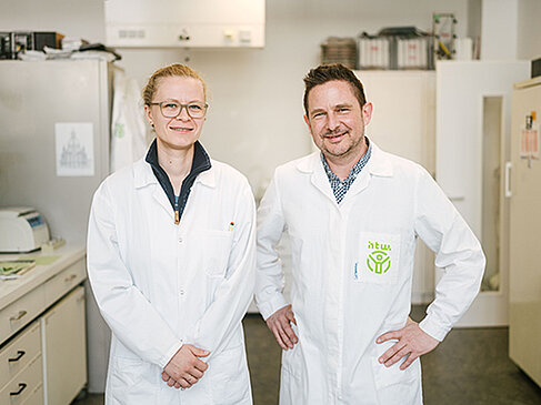 Mann und Frau im Labor