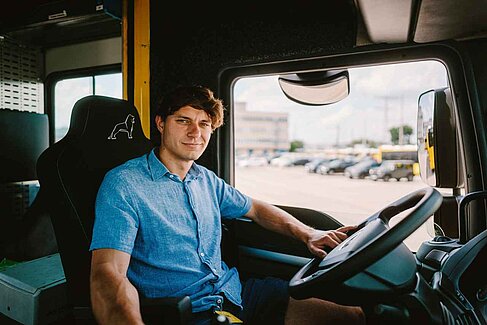 Jean Meistring am Steuer eines Lkw © HTW Berlin_Alexander Rentsch