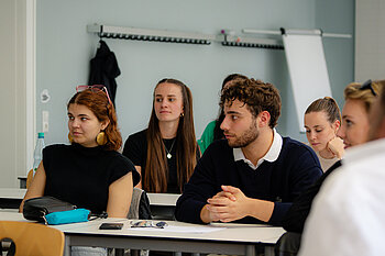 Studierende in einem Raum