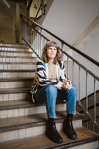 Jona Piehl sitting on steps