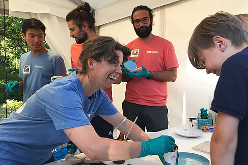 Frau, drei Männer und ein Kind beim Experiment