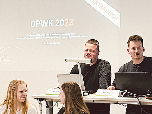Studierende bei der Präsentation