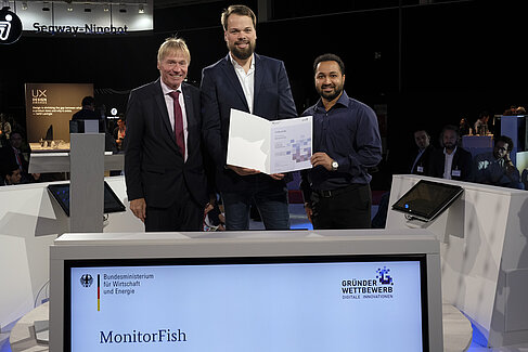 Preisträger beim "Gründerwettbewerb - Digitale Innovationen": Dr. Andreas Goerdeler (BMWi) mit Dominik Ewald und Chaitanya Dhumasker (von links nach rechts).