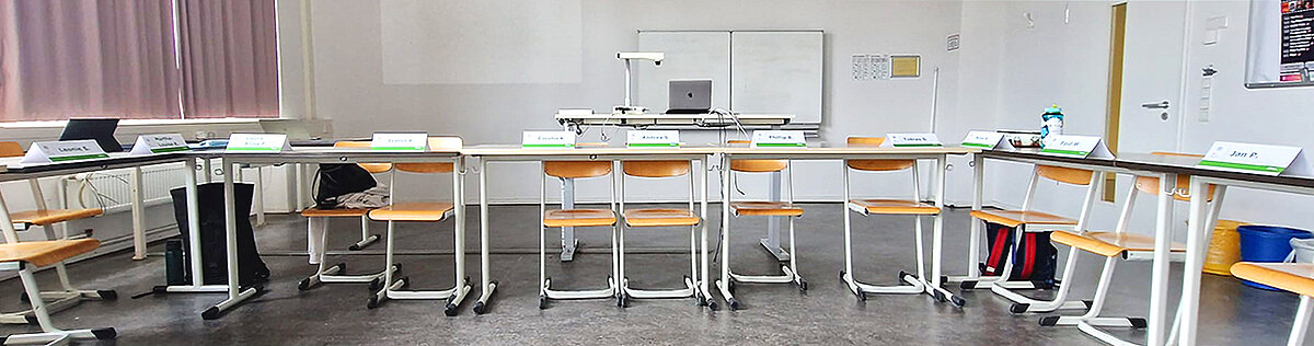 Leere Stühle in einem Seminarraum