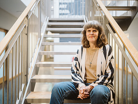 Jona Piehl sitting on steps